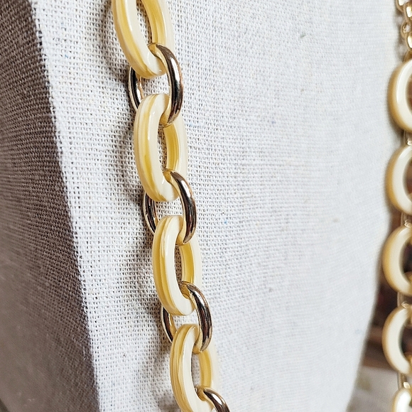 Talbot's Talbots Long Oval Yellowish Swirl Cream Lucite Gold Tone Link Necklace - Picture 4 of 14